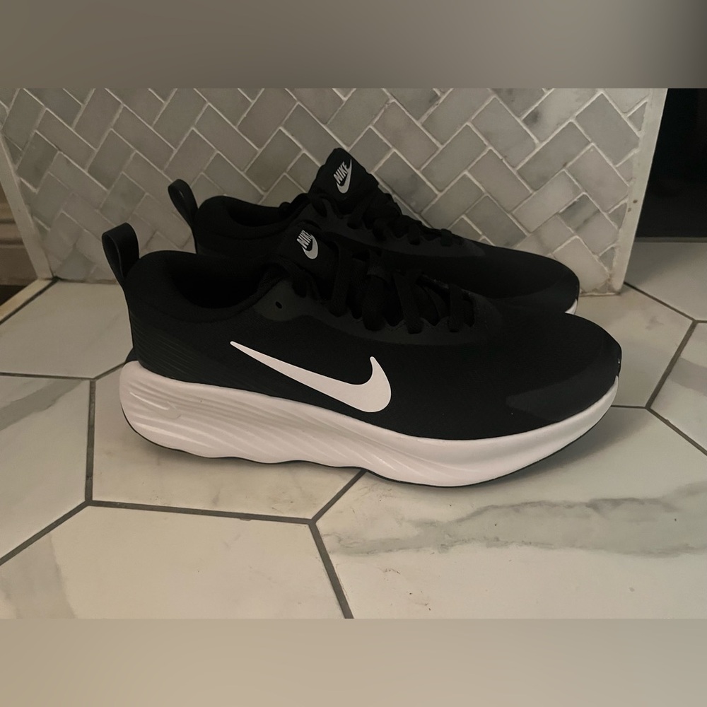 Nike Promina -Womens-extra wide. Dual-Tone Black and White Running Shoes